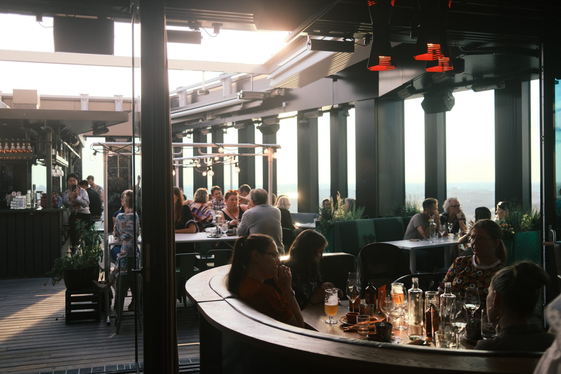 Sjöstaden skybar med gäster vid borden